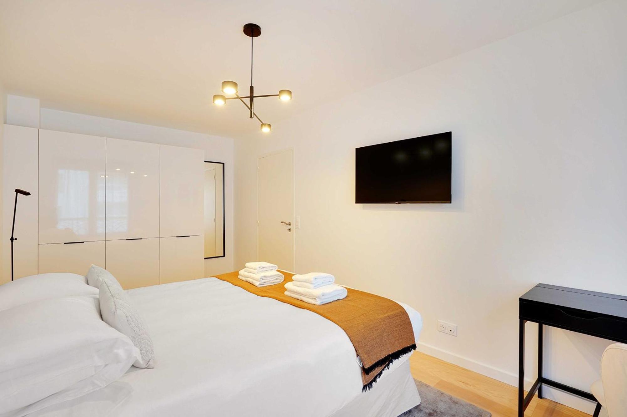 Raffinement Et Confort Dans Cette A Apartment *
